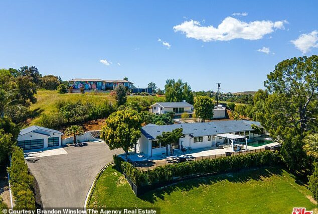 La casa de seis dormitorios y siete baños se encuentra en Tarzana, un suburbio de Los Ángeles en el Valle de San Fernandino.