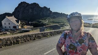 Emmie Harrison-West sonríe con un casco frente a una hermosa vista