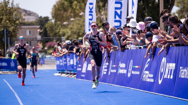 Sophie Coldwell y Georgia Taylor-Brown WTCS Cagliari 2024 alfombra azul