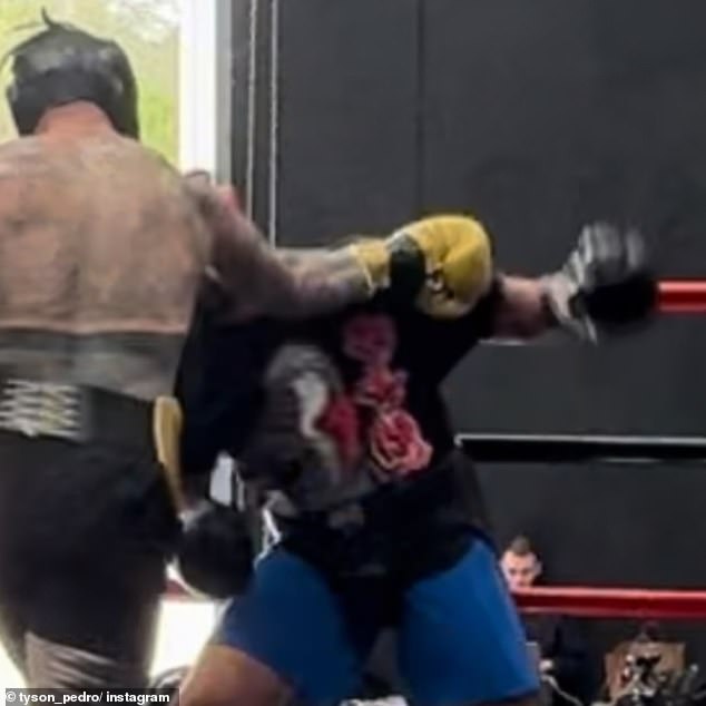 La ex estrella de UFC Tyson Pedro (en la foto con pantalones cortos negros) compartió una foto del momento en que se fracturó el codo.