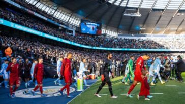 MANCHESTER, INGLATERRA - Sábado, 25 de noviembre de 2023: El capitán del Liverpool, Virgil van Dijk, lidera a su equipo antes del partido de la FA Premier League entre el Manchester City FC y el Liverpool FC en el estadio de la ciudad de Manchester.  (Foto de David Rawcliffe/Propaganda)