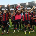 Los entusiastas fanáticos del Bolonia saludan a las estrellas mientras el top 5 y la Liga de Campeones son inminentes