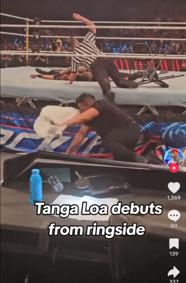 El árbitro pareció empezar a arrastrarse fuera del ring.