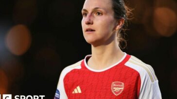 Lotte Wubben-Moy playing for Arsenal
