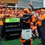 El ganador de la carrera Lando Norris (GBR) McLaren celebra con el equipo.  05.05.2024.  Campeonato Mundial de Fórmula 1, Ronda 6, Gran Premio de Miami, Miami, Florida, EE.UU., Día de la Carrera.  - www.xpbimages.com, correo electrónico: request@xpbimages.com © Copyright: Staley / XPB Images