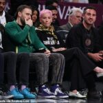 Rapinoe se sentó en la cancha en un partido de los Brooklyn Nets contra Los Angeles Lakers el domingo.