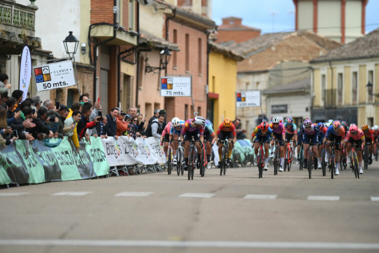 No hay tiempo para reaccionar cuando 29 ciclistas caen en un accidente a alta velocidad en la Vuelta a Burgos Féminas