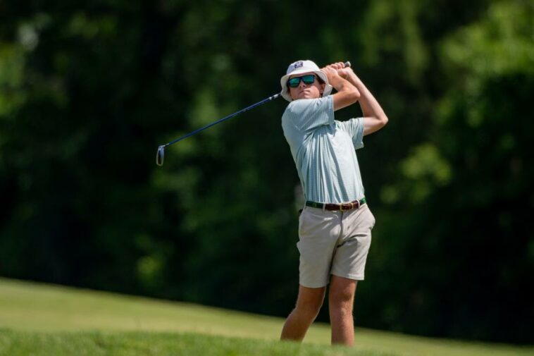 Luke Johnston de North aterriza en el segundo hoyo durante la Seccional de Golf Masculino IHSAA 2024 en Helfrich Hills el jueves 30 de mayo de 2024.