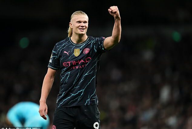 Erling Haaland anotó un doblete para darle al Manchester City la ventaja en la carrera por el título de la Premier League.