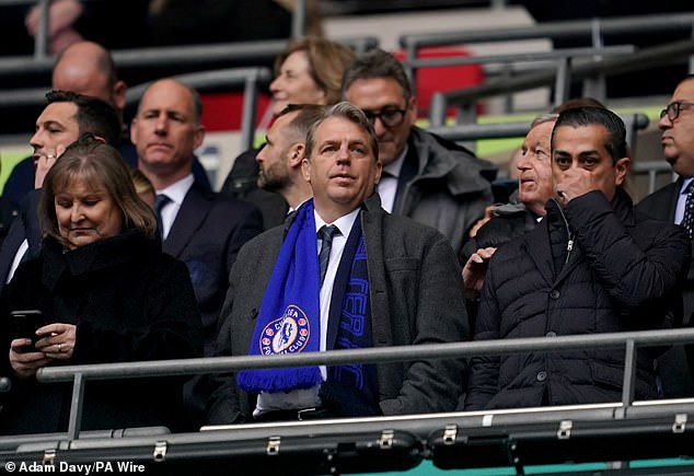 Todd Boehly (centro) y Behdad Eghbali (derecha) han recibido consejos de contratación equivocados desde el día en que llegaron al Chelsea.