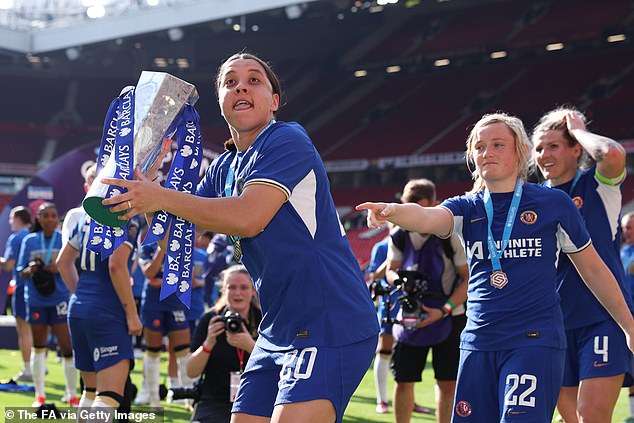 El lesionado Sam Kerr (en la foto) se unió a las celebraciones del Chelsea, que se proclamó campeón de la Superliga femenina inglesa por quinto año consecutivo.
