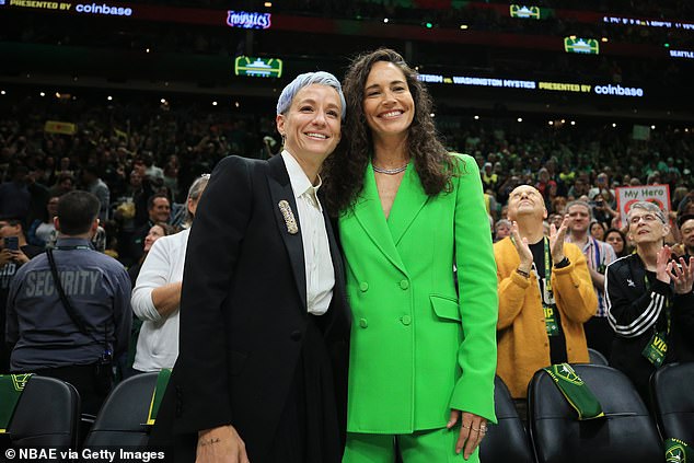 Sue Bird (R) dijo que considera su inversión en Seattle Storm de la WNBA como un
