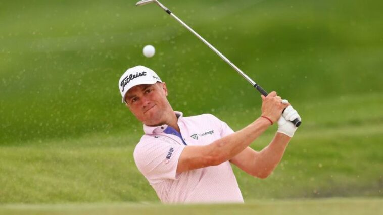 Justin Thomas realiza un tiro desde un búnker durante la práctica del Campeonato de la PGA de EE. UU. 2024