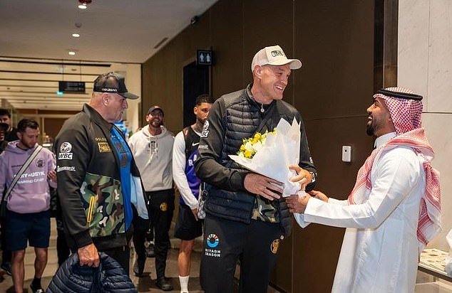 Tyson Fury y su familia recibieron una cálida bienvenida cuando llegaron a Arabia Saudita.