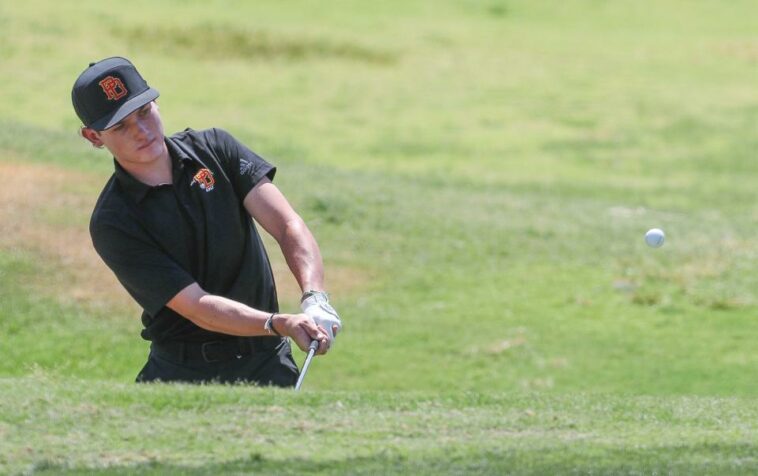 Luke Ringkamp de Palm Desert lo cierra en el tercer hoyo en Mission Hills North durante las finales individuales de golf DEL en Rancho Mirage, California, el 2 de mayo de 2024.