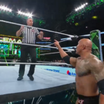 Dwayne 'The Rock' Johnson arremetió contra el árbitro en WrestleMania 40
