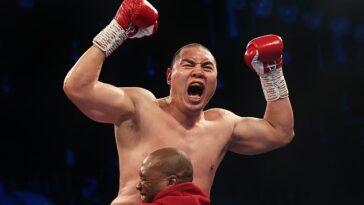 Zhilei Zhang (en la foto) ha revelado que todavía busca pelear contra Tyson Fury o Oleksandr Usyk.