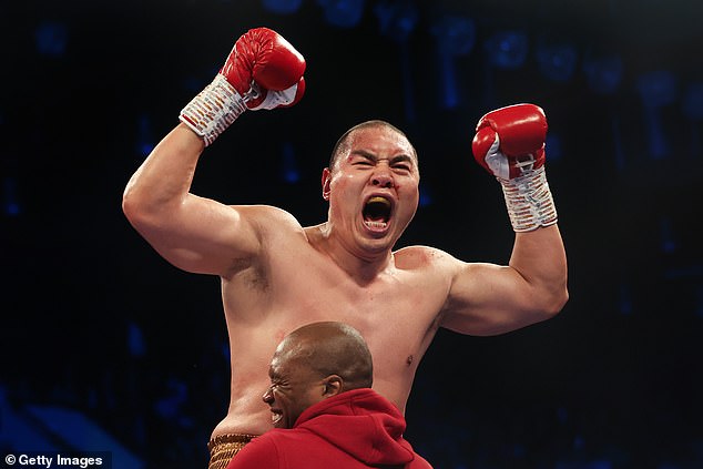 Zhilei Zhang (en la foto) ha revelado que todavía busca pelear contra Tyson Fury o Oleksandr Usyk.