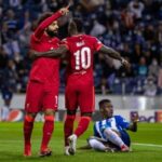 PORTO, PORTUGAL - Martes, 28 de septiembre de 2021: Mohamed Salah del Liverpool celebra tras marcar el primer gol durante el partido de la jornada 2 del Grupo B de la Liga de Campeones de la UEFA entre el FC Porto y el Liverpool FC en el Estádio do Dragão.  (Foto de David Rawcliffe/Propaganda)