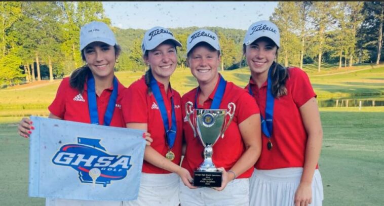 El equipo de golf femenino Savannah Christian después de ganar su tercer campeonato estatal consecutivo.
