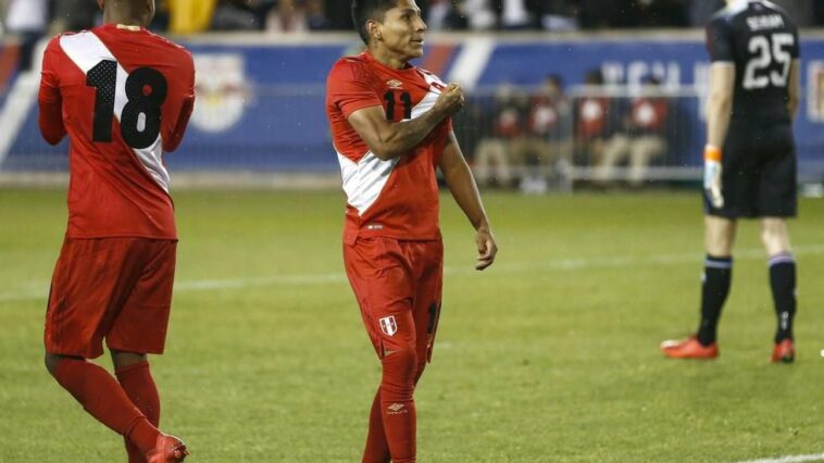 Raúl Ruidíaz anotó su último gol con la Selección frente a Islandia.