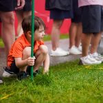 Tommy Johnson, de 5 años, espera a que Rickie Fowler llegue al hoyo 15 durante la cuarta ronda del Rocket Mortgage Classic en el Detroit Golf Club el domingo 2 de julio de 2023. Johnson usó su camiseta naranja para combinar con Fowler.