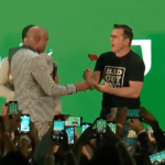 Anderson Silva le regala una rosa a Chael Sonnen en su enfrentamiento