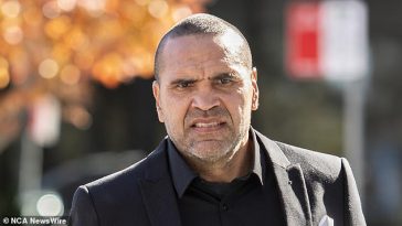 Mundine, de 49 años, se presentó ante el tribunal local de Bankstown el viernes después de declararse inocente del cargo de no cumplir con una orden de aviso de COVID.