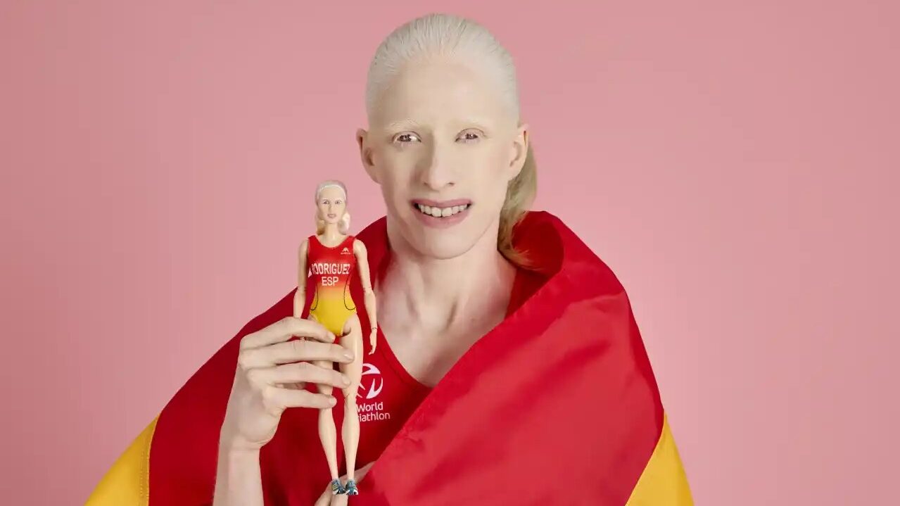 La triatleta española Susana Rodríguez con su muñeca Barbie.