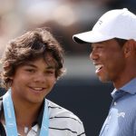 Charlie Woods, visto aquí con su padre Tiger en el US Open de la semana pasada, se clasificó para competir en un evento de campeonato de la USGA.  (Gregory Shamus/Getty Images)