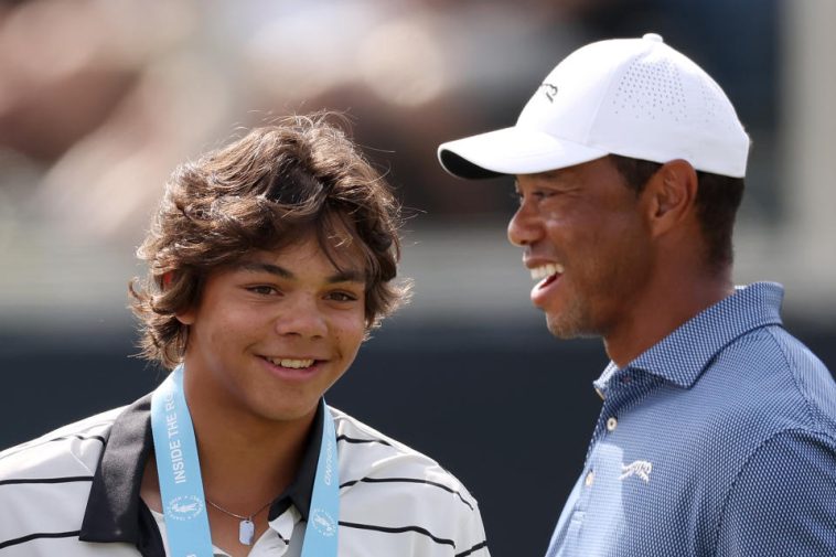 Charlie Woods, visto aquí con su padre Tiger en el US Open de la semana pasada, se clasificó para competir en un evento de campeonato de la USGA.  (Gregory Shamus/Getty Images)