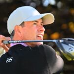 30 de mayo de 2024;  Hamilton, Ontario, CAN;  Adam Scott realiza su golpe de salida en el hoyo 17 durante la primera ronda del torneo de golf RBC Canadian Open.  Crédito obligatorio: Dan Hamilton-USA TODAY Sports