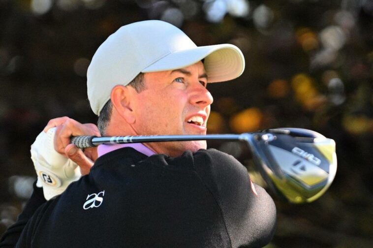 30 de mayo de 2024;  Hamilton, Ontario, CAN;  Adam Scott realiza su golpe de salida en el hoyo 17 durante la primera ronda del torneo de golf RBC Canadian Open.  Crédito obligatorio: Dan Hamilton-USA TODAY Sports