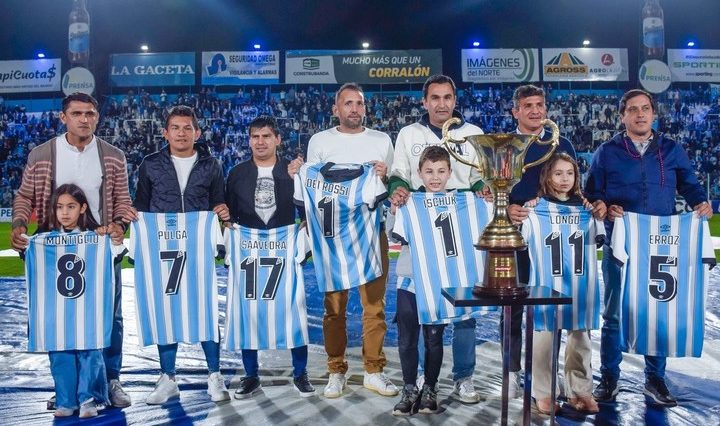 El Pulga en el homenaje al plantel que consiguió el histórico ascenso en el 2009. (Foto: prensa ATU)