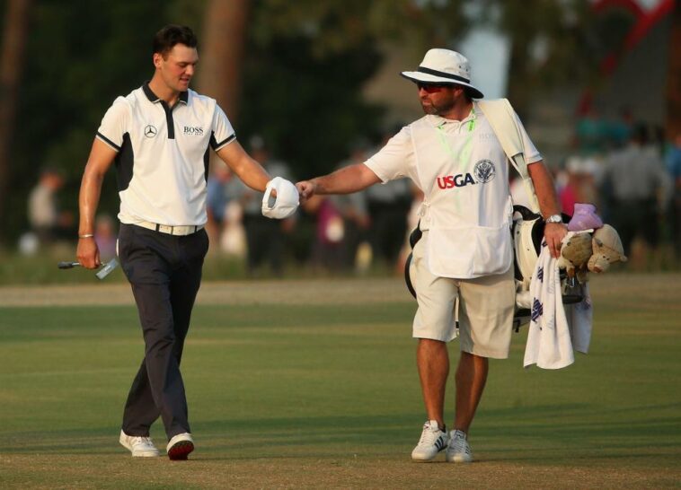 Martin Kaymer y su caddie Craig Connelly caminan por la calle 18 sabiendo que la victoria del US Open 2014 en Pinehurst está en la bolsa.