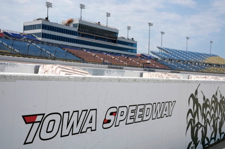 El equipo de NASCAR retira la inscripción al Iowa Speedway