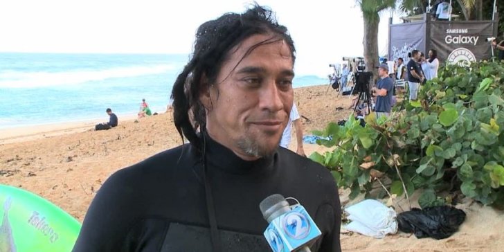 El legendario surfista y salvavidas de North Shore, Tamayo Perry (49), murió en un ataque de tiburón en el lado NE de Oahu al mediodía del domingo...