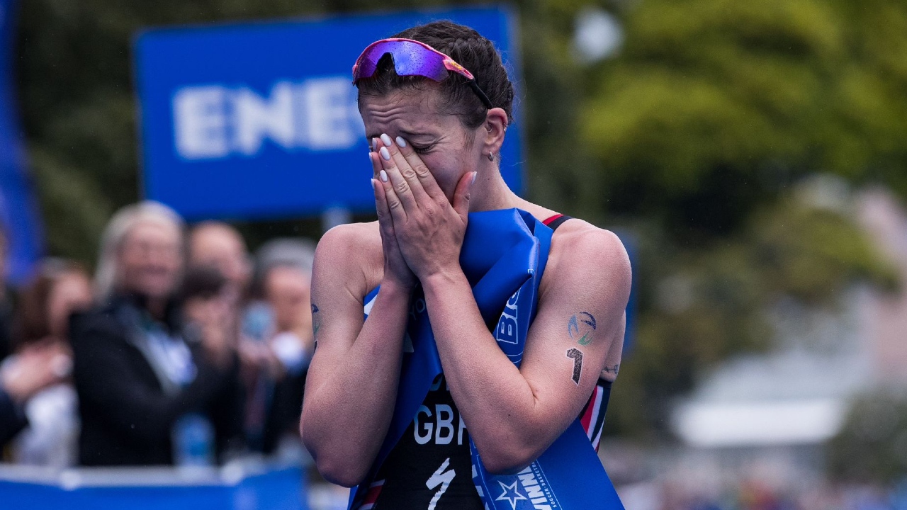 Una emotiva Sophie Coldwell gana el WTCS Yokohama 2023. Crédito de la foto: World Triathlon / Tommy Zaferes.