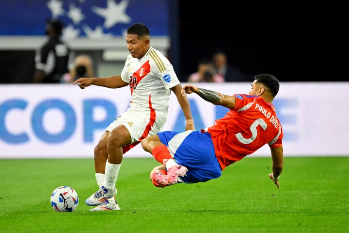 Paulo Díaz en el partido ante Perú. (Foto: Reuters)