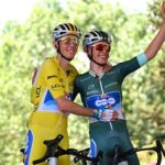 Maillot amarillo, Mark Cavendish y maillot verde, Frank van den Broek al inicio de la segunda etapa del Tour de Francia 2024
