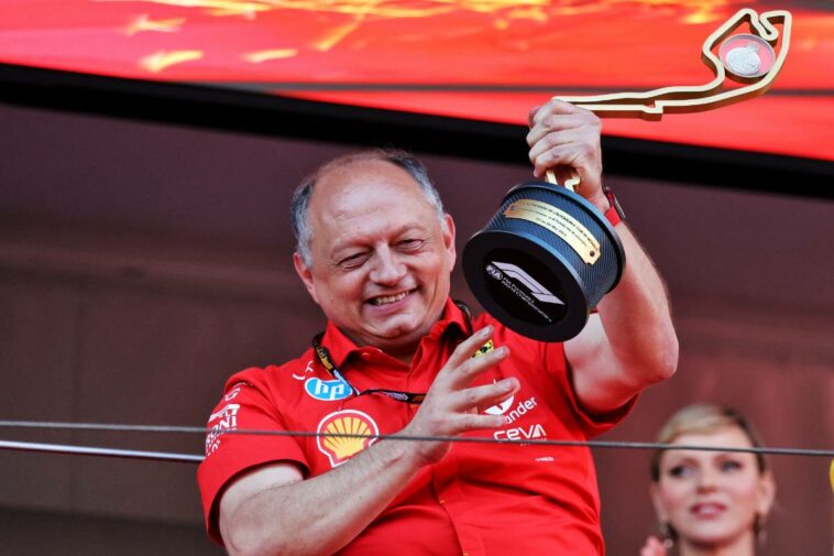 Frederic Vasseur (FRA), director del equipo Ferrari, celebra en el podio.  26.05.2024.  Campeonato Mundial de Fórmula 1, Ronda 8, Gran Premio de Mónaco, Montecarlo, Mónaco, Día de la Carrera.  - www.xpbimages.com, correo electrónico: request@xpbimages.com © Copyright: Moy / XPB Images