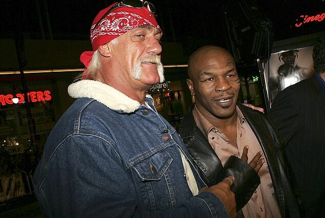 Hulk Hogan y Mike Tyson (derecha) llegan al estreno de "Hacerse rico o muere en el intento'" en 2005