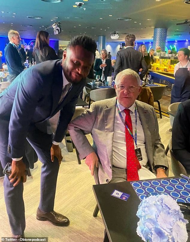 John Obi Mikel se reunió con Sir Alex Ferguson en Wembley durante la final de la Liga de Campeones