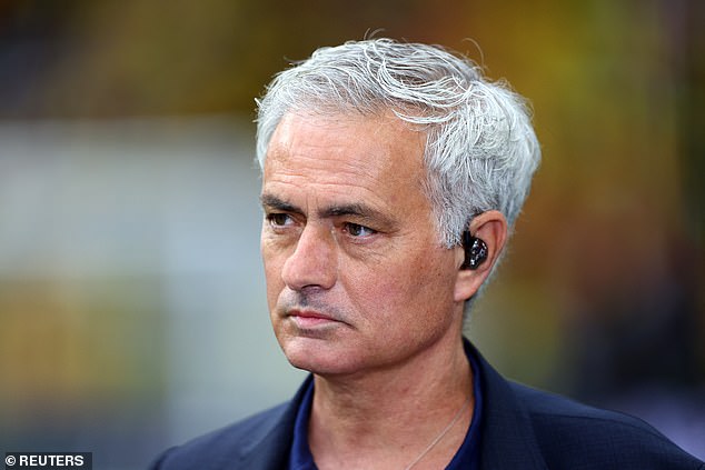 José Mourinho ha sido confirmado oficialmente como el próximo entrenador del Fenerbahce turco.
