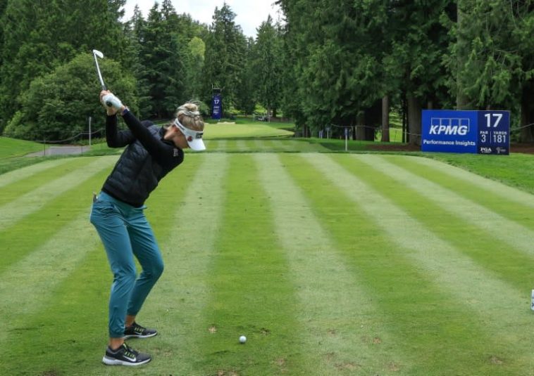 Nelly Korda juega un golpe de salida durante una ronda de práctica en Sahalee Country Club en Washington, sede del Campeonato PGA Femenino de esta semana (DAVID CANNON)