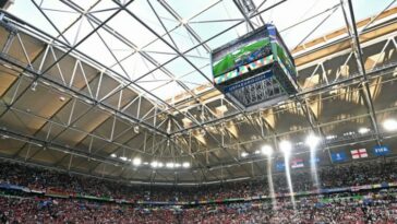 La UEFA responde al vídeo de los aficionados ingleses mirando en el Schalker Arena