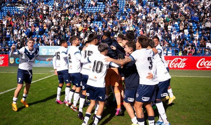 El festejo de la Reserva de Vélez en pleno Amalfitani. (foto Prensa @Velez)