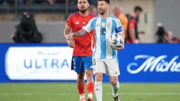 Paulo, bien cerquita de Messi: tuvo un muy buen partido ante la Selección (Reuters).