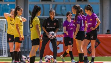 La leyenda de las Leonas, Rachel Yankey, realiza una sesión de entrenamiento para niñas en Bilbao antes de la final de la Liga de Campeones Femenina mientras se convierte en una de las 'Entrenadoras de confianza' de Gatorade.