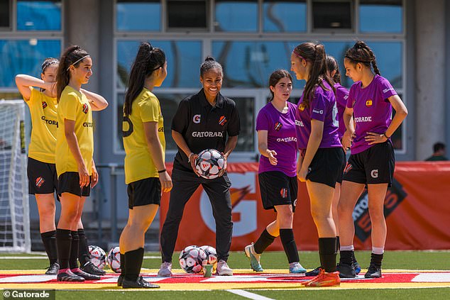 La leyenda de las Leonas, Rachel Yankey, realiza una sesión de entrenamiento para niñas en Bilbao antes de la final de la Liga de Campeones Femenina mientras se convierte en una de las 'Entrenadoras de confianza' de Gatorade.